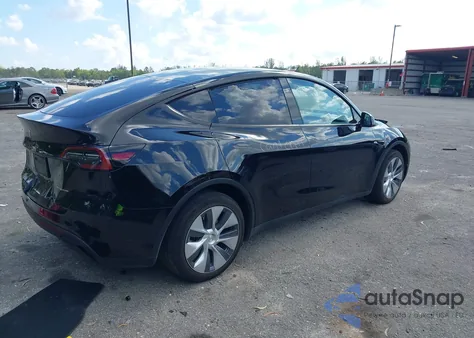 2023 Tesla Model Y Awd/Long Range Dual Motor All-Wheel Drive z USA, uszkodzony, nr VIN 7SAYGDEE3PF928281